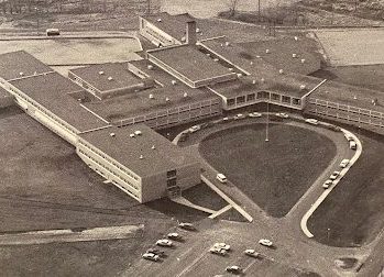 Aerial shot of Mounds View with new northeast classroom wing in 1962.